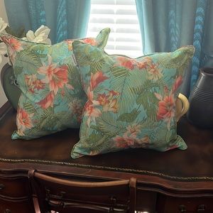 ****These have sold.  I have no idea how the listing duplicated.